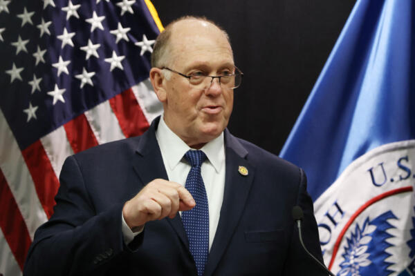 El jefe de la frontera, Tom Homan, habla durante una conferencia de prensa sobre las operaciones de control migratorio en curso el 29 de enero de 2026 en Minneapolis, Minnesota. (Foto de SCOTT OLSON / GETTY IMAGES NORTH AMERICA / Getty Images vía AFP)