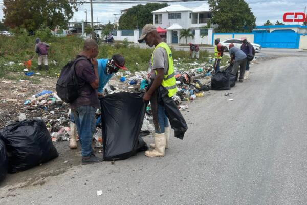 Brigadas del Ayuntamiento de Barahona durante los trabajos de limpieza y remoción de desechos en la calle Antonio Suberví #2, tras una denuncia difundida por CDN37.