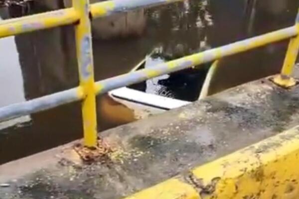 Digesett recupera auto caído en puente Colorado de Nagua. Foto: CDN