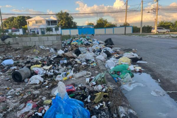 Denuncian dos vertederos improvisados en la calle Antonio Suberví #2, sector Punta Palma, Barahona