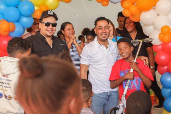 El regidor Víctor Jiménez en la entrega de juguetes en Los Alcarrizos. 