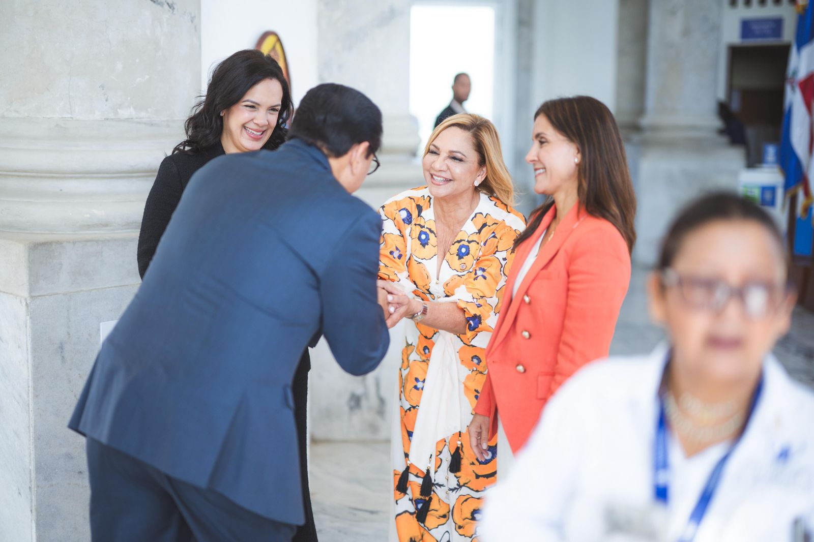Embajadora de Estados Unidos visita Monumento a los Héroes de la Restauración en Santiago
