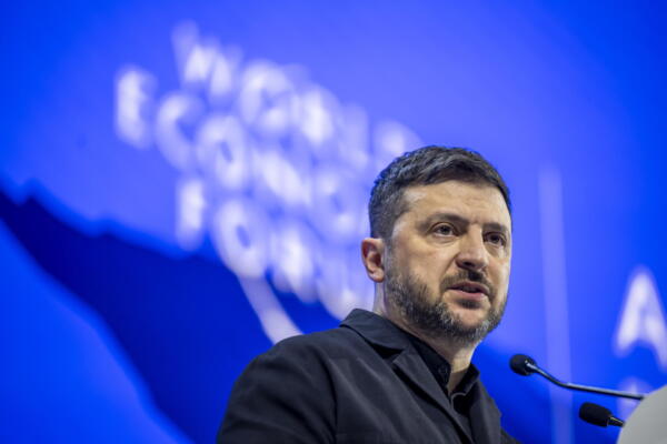 El presidente ucraniano Volodímir Zelenski habla durante un panel de discusión en la 56ª reunión anual del Foro Económico Mundial (WEF), en Davos, Suiza, 22 de enero de 2026. La cumbre de 2026, que se celebra del 19 al 23 de enero bajo el lema 'Un espíritu de diálogo', reúne a líderes políticos globales, ejecutivos corporativos y científicos para abordar los desafíos internacionales. (Suiza) EFE/EPA/GIAN EHRENZELLER