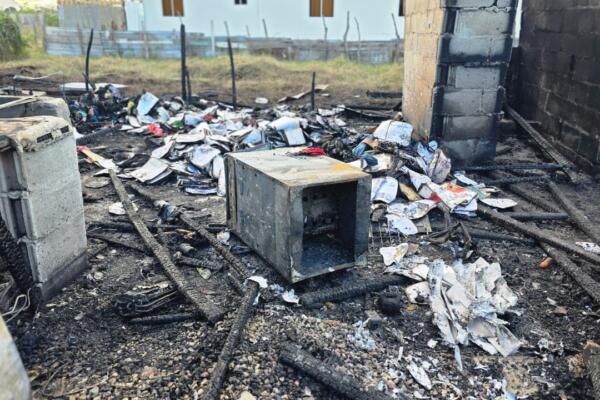 Voraz incendio destruye dos viviendas en el Kilómetro 4 de Dajabón