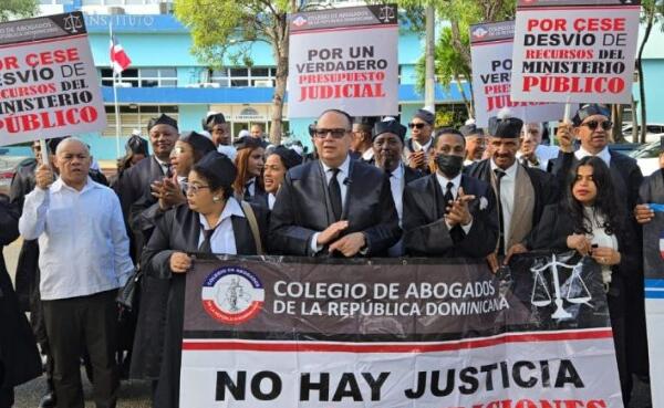 En la convocatoria denunciaron que las autoridades presentan un ejercicio retórico con estadísticas que, dijeron, no reflejan la realidad de la justicia dominicana.