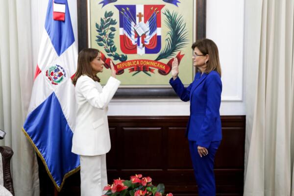 Raquel Peña deja juramentada a Mayra Jiménez al frente de Supérate