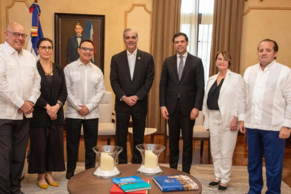 Junto al célebre músico asistieron el ministro de Cultura, Roberto Ángel Salcedo; la directora de Bellas.