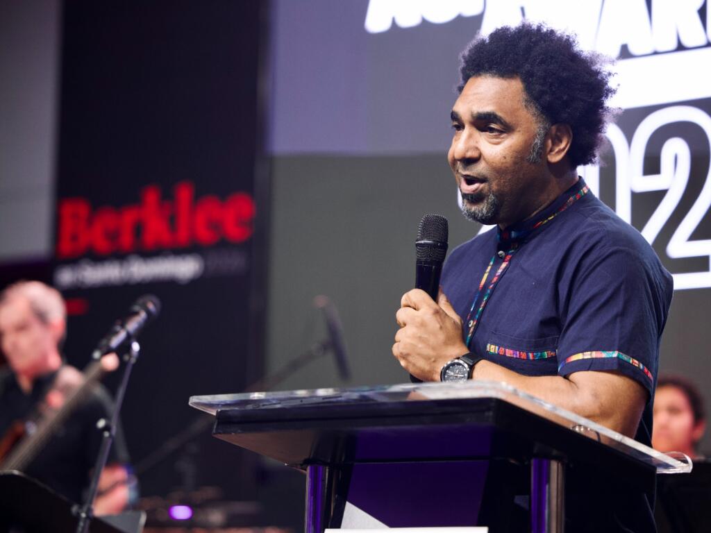 Berklee reconoce a Javier Vargas por su aportes y trayectoria