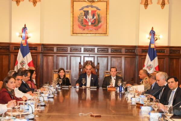 Todos los ministros, directores y funcionarios que conforman el Gabinete se organizarán en mesas de trabajo temáticas y sectoriales.