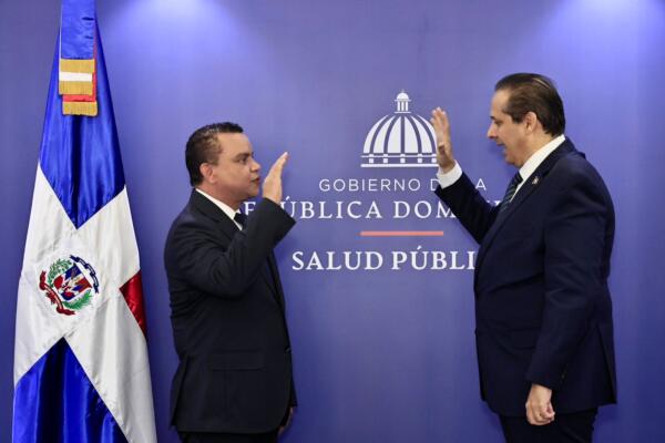El ministro de Salud Pública, Víctor Atallah, juramentó al doctor Julio César Landrón como nuevo director ejecutivo del Servicio Nacional de Salud.