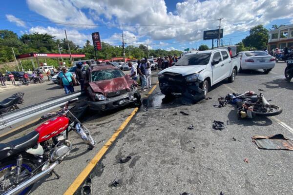 Accidente múltiple deja varios lesionados este domingo en la autopista 6 de Noviembre, cruce de Haina