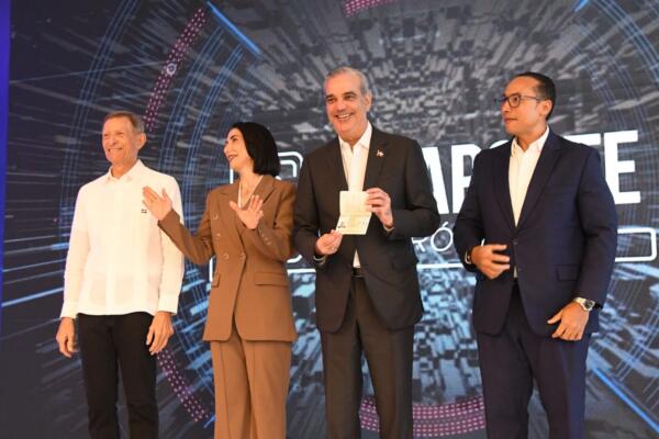  El presidente Luis Abinader recibió el primer pasaporte electrónico dominicano en la nueva sede de la institución. Foto: Félix de la Cruz