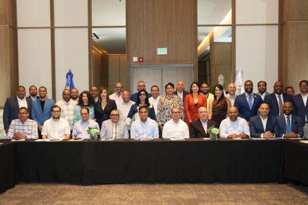 Ministro Kelvin Cruz presenta programa de eventos deportivos 2026 ante líderes de la prensa especializada