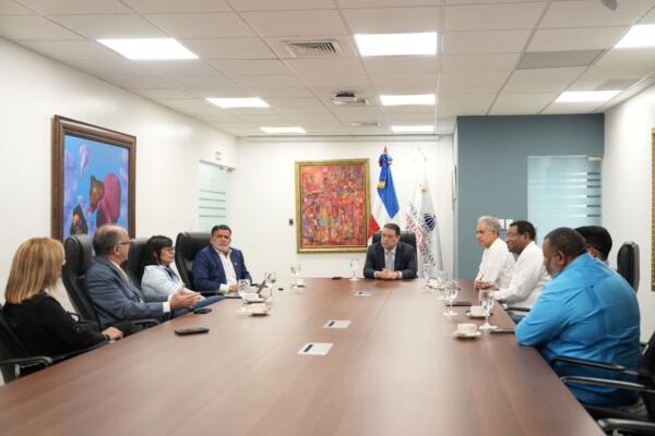 Durante la reunión, el ministro Sanz Lovatón escuchó las propuestas y preocupaciones planteadas por los representantes del sector.