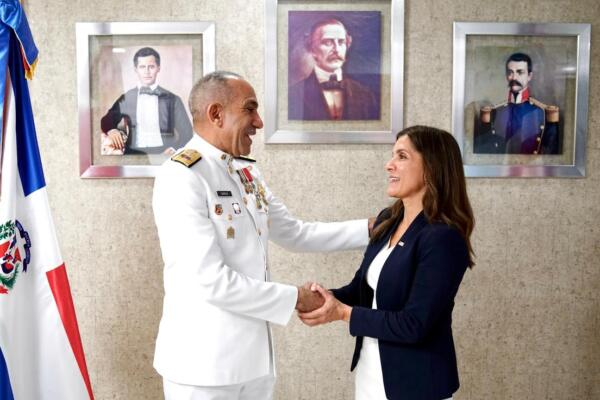 La Embajadora de Estados Unidos en República Dominicana, Leah F. Campos se reunió por primera vez con el vicealmirante José Manuel Cabrera Ulloa.