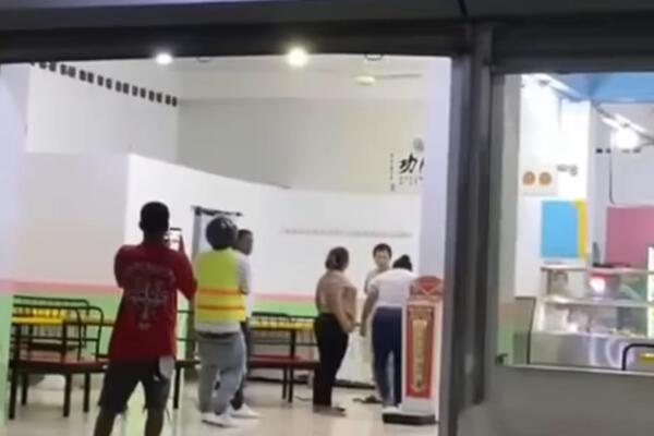 En las imágenes se observa que durante el altercado fueron utilizadas sillas, cubetas como objetos contundentes en medio del enfrentamiento.