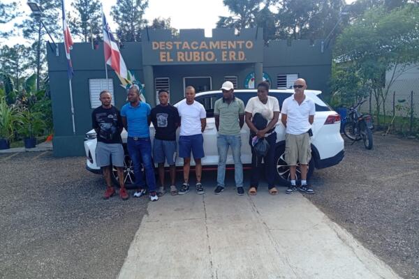 Durante la inspección del vehículo, los soldados encontraron en su interior a siete nacionales haitianos, entre ellos cinco hombres.