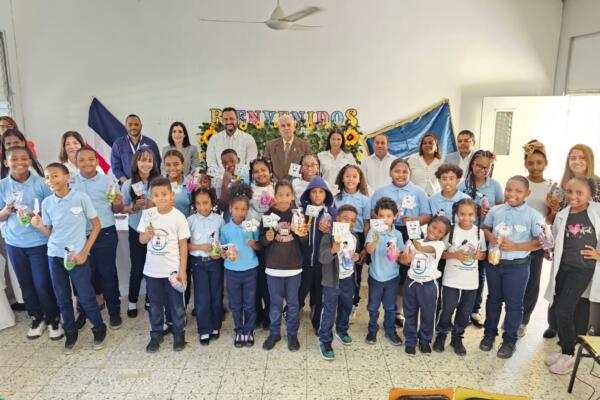 A los estudiantes igualmente se les instruyó a cómo hacerse un correcto cepillado y cómo mantener su higiene y la salud bucal, por lo que además se les entregó kits con diferentes productos.