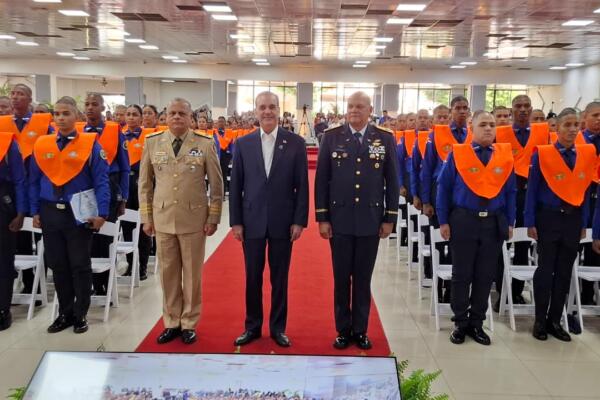 Durante la ceremonia solemne, el mandatario juramentó a los graduandos, quienes concluyeron con éxito un riguroso proceso de formación orientado a reforzar la seguridad de la aviación civil en la República Dominicana.