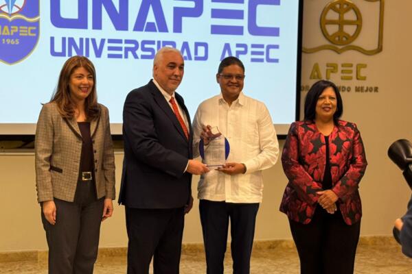 El reconocimiento fue entregado durante un acto celebrado en el salón APEC de la Cultura José María Bonetti Burgos. 