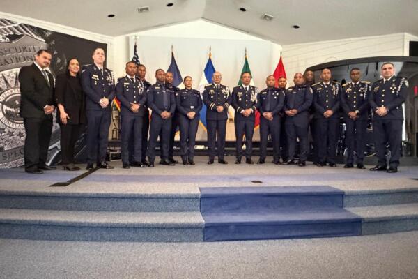 El director general de la Policía Nacional, mayor general Ramón Antonio Guzmán Peralta, asistió al acto de graduación de 11 agentes policiales dominicanos que culminaron con éxito el programa de capacitación International Task Force Agent Training (ITAT).