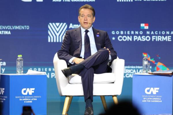 Ito Bisonó aborda retos regionales en foro económico de la CAF en Panamá