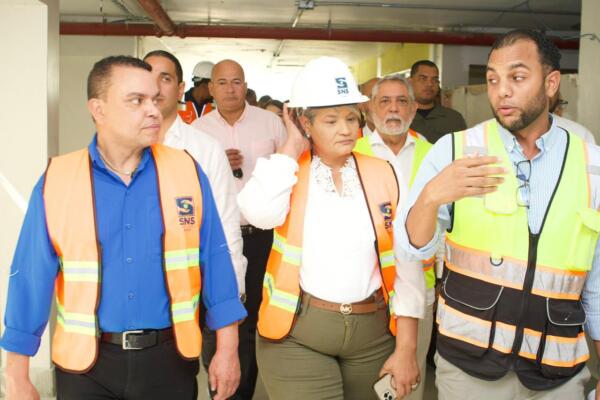 Gobernadora Yovanis Baltazar acompaña al director del SNS en visita de supervisión al Hospital Antonio Musa