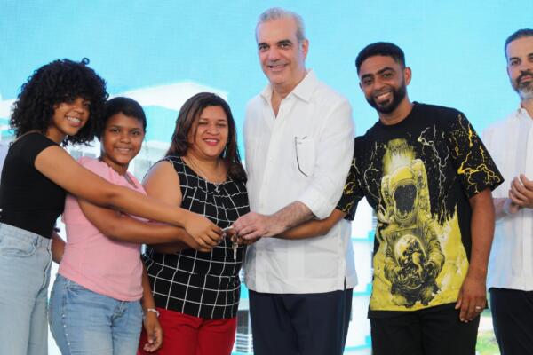 Presidente Abinader entrega 200 apartamentos del Residencial Lolita II, en Hato Nuevo