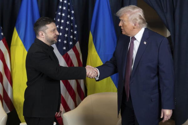 Una foto de mano proporcionada por el Servicio de Prensa de la Presidencia de Ucrania muestra al presidente de Ucrania, Volodymyr Zelensky (I), dando la mano al presidente de EE.UU., Donald Trump (D), durante su reunión en los márgenes de la 56ª reunión anual del Foro Económico Mundial (WEF), en Davos, Suiza, 22 de enero de 2026. (Suiza, Ucrania) EFE/