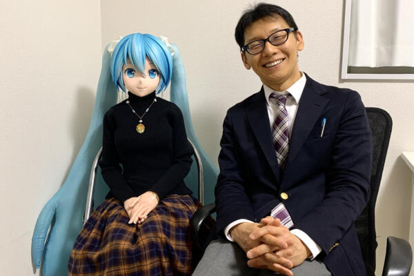 Akihiko Kondo uno de los primeros japoneses en formalizar su amor con un holograma en 2018. // Foto: EFE