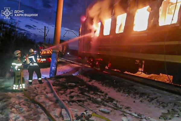Rescatistas ucranianos tratan de sofocar un incendio en un tren de pasajeros tras un ataque con un dron ruso cerca de la ciudad de Izyum, en la región de Jarkov, Ucrania / Foto: EFE