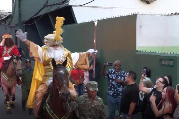 Realizan tradicional desfile de Los Reyes Magos