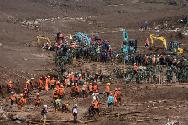 Rescatistas buscan a las víctimas sepultadas por un deslizamiento de tierra en la aldea de Pasirlangu, en Cisarua, Bandung, Java Occidental, el 26 de enero de 2026. El número de muertos en un enorme deslizamiento de tierra en Indonesia ascendió a 17 el 26 de enero, mientras los rescatistas utilizaban maquinaria pesada para buscar a las decenas de personas que seguían desaparecidas días después de que las fuertes lluvias desataran un torrente de lodo. (Foto de Timur Matahari / AFP)
