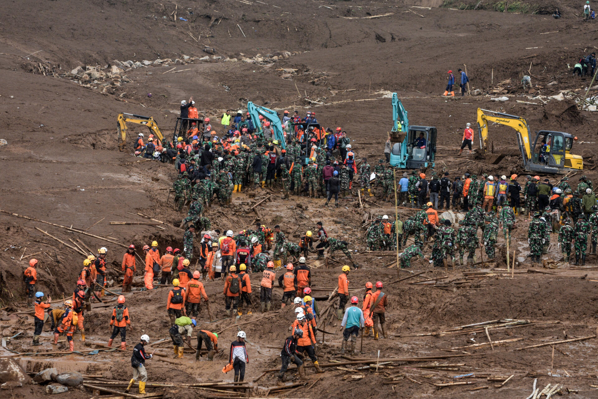 Suben a 53 los muertos por el deslizamiento de tierra en Java, Indonesia