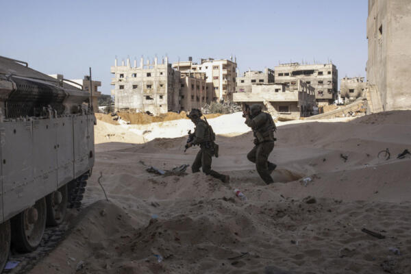 Soldados y tanques israelíes en Gaza. / Foto: EFE