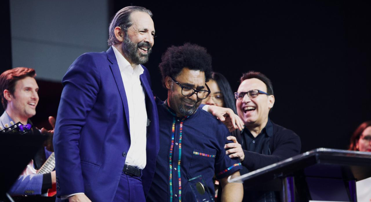 Javier Vargas (centro) junto a Juan Luis Guerra y Michel Camilo