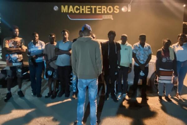 Ejército detiene a dos conductores detenidos con haitianos indocumentados en Valverde