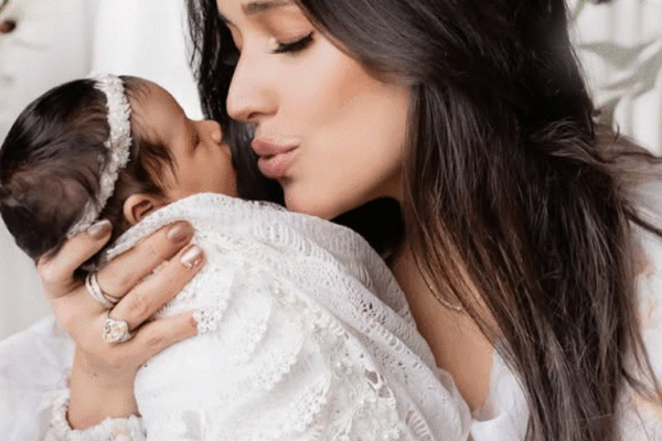 Amelia Vega llena las redes de ternura con nuevas fotos de su sexta hija