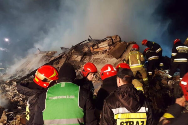 Equipos de emergencia trabajando tras el incendio en Crans-Montana, Suiza