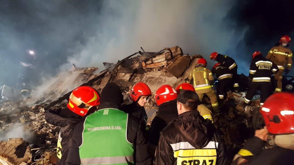 Equipos de emergencia trabajando tras el incendio en Crans-Montana, Suiza