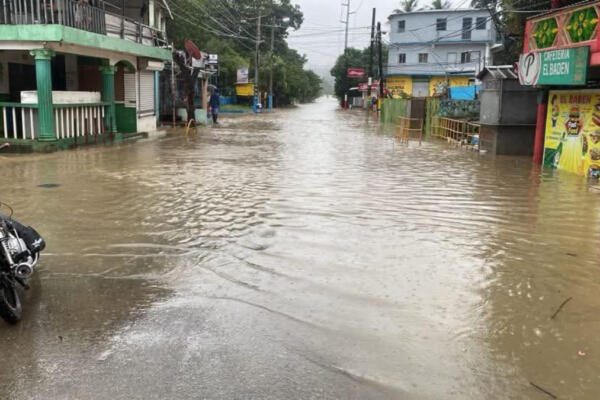 Calles inundadas en Sosúa tras intensas lluvias en Puerto Plata