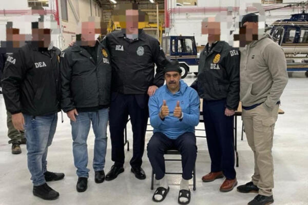 Nicolás Maduro esposado tras su traslado a Nueva York