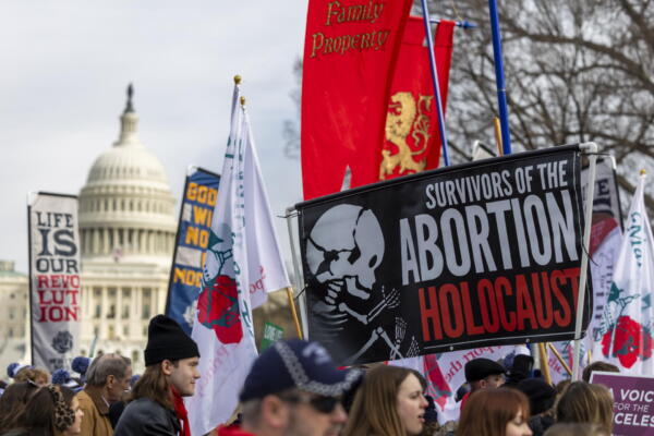 Activistas contra el aborto participan en la Marcha Nacional por la Vida en Washington, el 23 de enero de 2026. EFE/EPA/SHAWN THEW