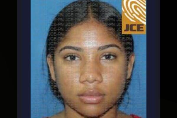 La presunta autora, identificada como Ankelsy Valerio de Jesús, de 22 años, se encuentra prófuga.