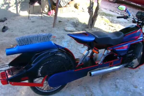 Uno de sus trabajos más llamativos es la modificación de un motor Yamaha RX100, al que logró darle una apariencia similar a una Harley-Davidson, algo poco común en el país. 