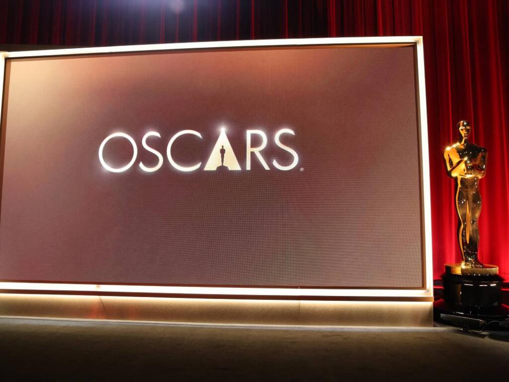 as estatuas de los Oscar adornan el escenario antes del anuncio de las nominaciones / AFP