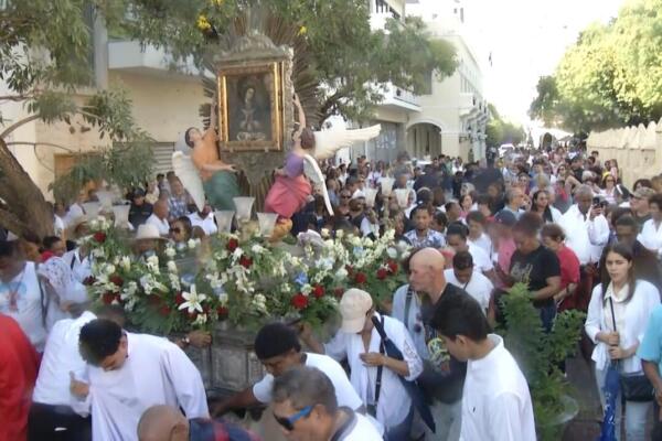 Bajo lluvia, decenas de católicos participan en procesión por el Día de la Virgen de la Altagracia en la Zona Colonial