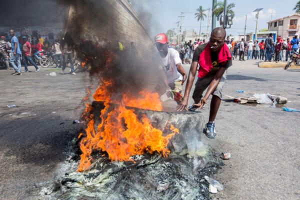 Haitianos bloquean carretera internacional por acciones de ERD en contra de los indocumentados