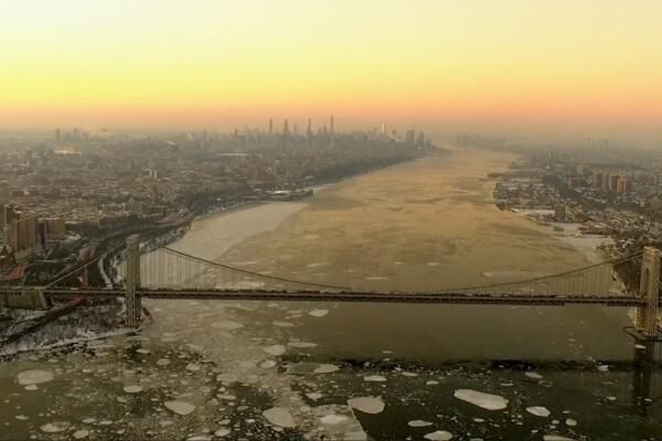 El río Hudson congelado por el frío extremo en Nueva York. 