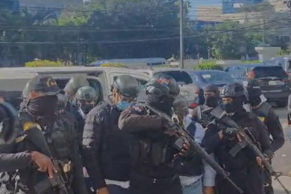 A su llegada al Palacio de Justicia, Santiago Hazim, y otros implicados.